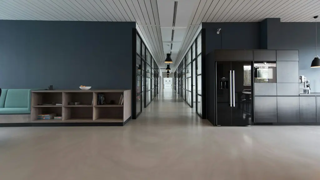 Kantoorschoonmaak Gent in een licht, modern kantoor met strakke vloeren