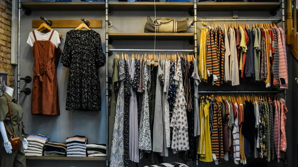Winkelschoonmaak Gent in een verzorgde kledingwinkel met rekken en displays